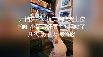 专心舔鸡巴的小母狗