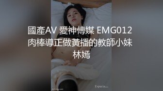 颜值非常不错的小妞全程露脸大秀，后面有个小姑娘自己在前面大黑牛自慰骚逼，找个没人的房间全裸给狼友看