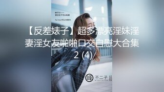 充满诱惑的少妇，黑丝高跟大奶子超级诱人，居家诱惑漏出大奶子夹着AV棒，尿尿自慰道具插逼诱惑的呻吟