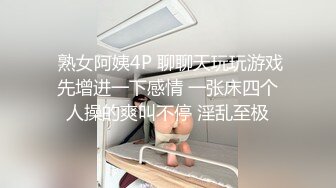 可爱的制服少女趴着享受按摩棒和手指带来的绝妙刺激