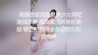 朋友出国，颜射他的母狗女朋友