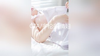 纹身美女的狂野表演：沙发上的激烈对决，床上的极致享受