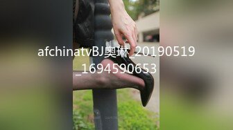  小姐姐十九岁性感红唇白皙美乳妹子和炮友啪啪，脱掉内裤足交特写骑坐猛操无毛粉穴搞了两炮