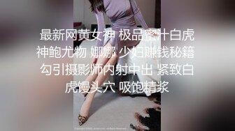 联通女业务员拿着手机给客户介绍时被恶搞突然自动播放她洗澡的视频