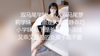 科技园女厕蹲️喜欢闻内裤清新小女神,粉嫩的椭圆形肉片上有个痘痘