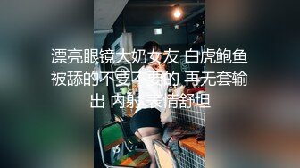 性感少妇  穿上黑丝骑在身上舌吻调情  站立扶着沙发后入