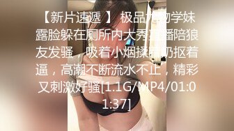 模特小姐姐性感骚女独自在家自慰，近距离特写手指扣逼几下出白浆，蹲在地上震动棒进进出出，扭动屁股非常诱人