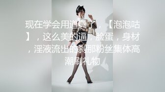 跟随抄底漂亮美眉 美眉跟闺蜜不停自拍 我就不停抄她性感小屁屁 内内太小 毛毛都出来了