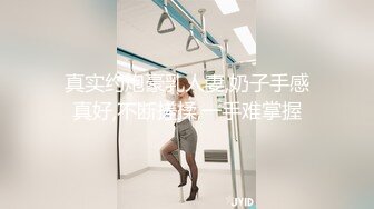 花臂纹身金发美女！大奶美腿好身材！无毛干净小穴，穿上黑丝高跟鞋，抬腿摆弄姿势，极度性感诱惑