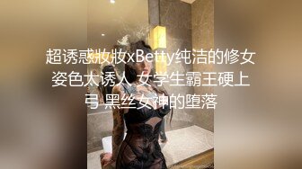 【如充气娃娃一般超粉美穴】两根水晶假屌一起插，塞满双洞，大黑牛震动双倍快乐，高潮出水毛巾多湿了太骚了