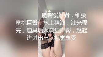 澡堂子偷拍眼镜妹脱一半裤子露出俩屁股蛋和同伴聊天