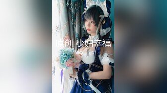 【新片速遞】 厕拍篮球场坐着等闺蜜的妹子,小阴唇上吊着一小坨肉球球