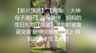 两女侍一夫，就爱以这种方式吃冰淇淋.