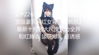  反差女大学生在女友宿舍里操她，一边操一边担心舍友回来，紧张又刺激