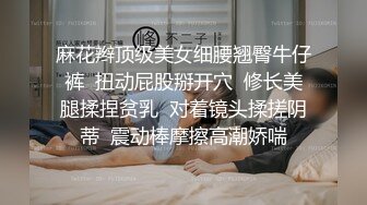 妹子就这么趴在镜头面前被男的后插