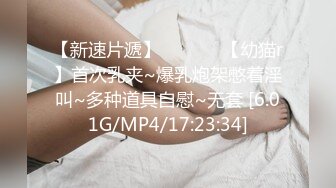 商场女厕全景偷拍两个美女的肥鲍鱼 卧槽!无意中发现还有一个小伙也在趴下看美女的B