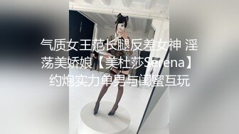 骚逼女友~中午下班回来就吵醒我~让我在客厅操她！知道婆婆在房间睡觉，捂着嘴不敢叫出声音！