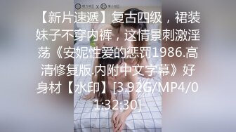 在自己家里，与贫乳姑娘独处，无意间看到她的咪咪，胯下肉棒禁不住勃起