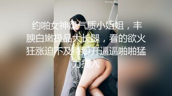 真实年轻小夫妻，在家给老铁们直播，开档黑丝袜美腿，美女骑上来扭动小腰，镜头对着大屁股特写，射在丝袜上多毛骚逼