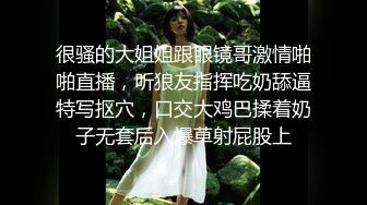 高顔值美女吃雞啪啪 身材苗條 很體貼幫忙不停擦汗 也很配合 在沙發被多姿勢輸出