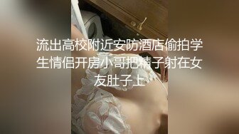 野性美女太骚了在出租车上就发浪，迫不及待就找了个旅馆把大鸡巴掏出来就猛力吸允，撑爆尿液四溢真刺激