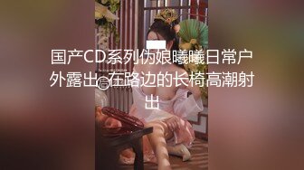 三个猥琐男对着娇美人怼脸打飞机,妹子闭眼享受,硬了赶紧下面插几下,有点肾虚啊