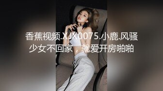 美甲店美女老板娘開店期間兼職撩騷,收銀臺下雙腿大開,勾引帥氣小夥來幹