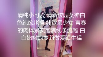 大学生要下海全程露脸清纯可爱甜美诱人，看着好姐妹在旁边被大哥爆草，双腿夹紧让大哥隔着内裤抠逼口交鸡巴 (2)