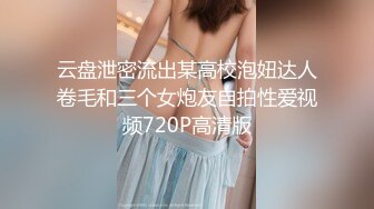 丰满肉嘟嘟的胖妹子两个吊钟奶子，沙发上露脸