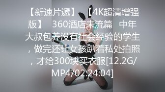 安装师傅上门服务，淫妻看着师傅身后情不自禁拿着自慰棒插入荡穴，叫的很小声不知道发现没有！