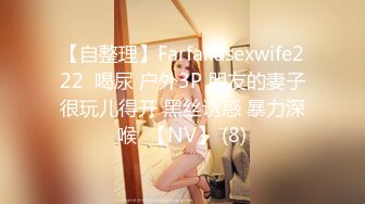 科技园女厕格子裙黑打底清纯小美女 两片湿滑的红嫩唇缝看着馋人