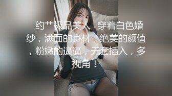 网红打卡地偷窥和闺蜜拍照的高颜值小姐姐 白色连衣裙白骚丁卡大屁屁