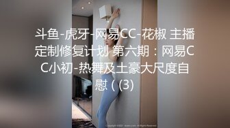 乖巧的骚逼跟纹身大哥宾馆约啪，69口交舔鸡巴，让大哥压在身下无套蹂躏爆草，玩着骚奶子最后射嘴里给她吃