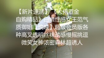 带着穿黑丝的漂亮小姨子到野外车震偷情无套内射，吃鸡吧的时候还风骚地看着我