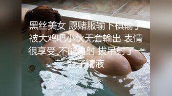 两老哥KTV点了两个妹子，一人一个揉捏奶子唱唱歌，沙发上同时开操