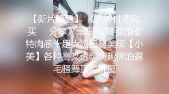 肉感大奶骚女，白色丝袜掏屌吸吮，手指扣入肥穴，上位骑坐，扶着大屁股后入