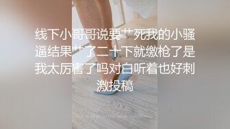 女学生在被占用的厕所前尿尿 (1)