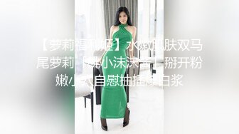 黑色渔夫帽萌萌哒美女带着帽子操逼，美腿牛仔裤还在自拍，深喉口交大屌，超近视角拍摄，进出抽插猛捅，操的美女很享受