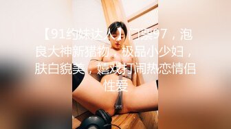  酒店和小18岁女友开房，电视放着七龙珠，在床上却摸着女友的奶子