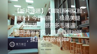 〖女神露出❤️视觉盛宴〗被哥哥强行带去别墅跪在别人家门口露出 时不时的有人开车路过 好害怕别墅主人家突然开门看见 心里有很爽 (4)