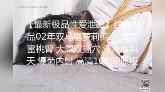  科技园女厕蹲守牛仔裤大美妞 毛丛间阴户高高突起就开一个小缝