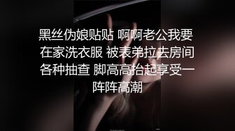 穿情趣肚兜的极品女神全程露脸诱惑狼友发骚大秀直播，完美好身材展示逼逼，各种撩骚动作不断，掰开骚穴求草