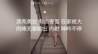 【新片速遞】 勾搭异地寂寞人妻,拉著行李箱就来了,著急的扒开衣服露出奶子,摸著J8就开干 