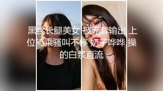 腹肌小伙和饥渴熟女约炮，鸡巴被少妇花式姿势咬住，死活挣脱不了