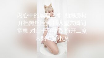 牛仔小美女跟小哥在家激情啪啪给狼友直播，全程露脸互动听指挥，让小哥舔逼口交大鸡巴，无套抽插高潮尿尿