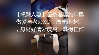 商场抄底美女穿着透明内裤被男友伸进裙子摸屁股