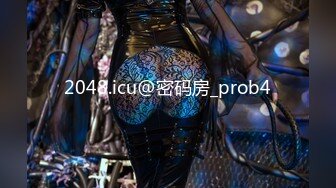   先给小少妇按摩放松一下身体，揉奶玩逼亲小嘴搞的她不断呻吟，69舔逼交