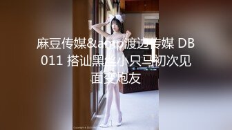  新人面罩骚女一女3男淫乱啪轮换着操，脱下内衣撩起裙子摸逼，后入抽插上位骑乘