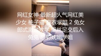 跟踪大屁股少妇如厕，没想到她在自慰