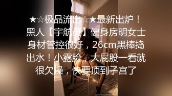 绿帽人妻 老公在旁边拍摄 看着自己白虎淫妻被两个男人玩弄 口技超棒 这样的口交你能顶住多久